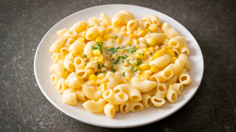 Macaroni and cheese with corn