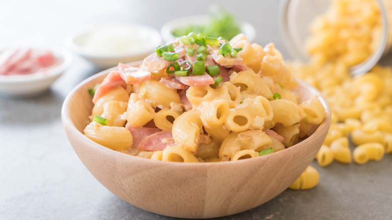Mac and cheese and ham with green onions