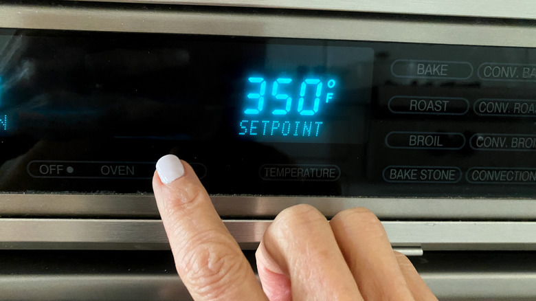 finger setting oven temperature