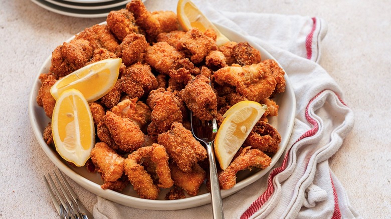 fish nuggets with lemon wedges