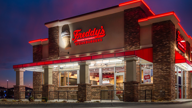 Freddy's Frozen Custard & Steakburgers location at night