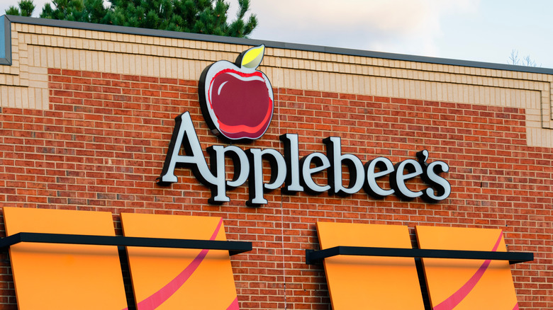 Applebee's sign on brick building