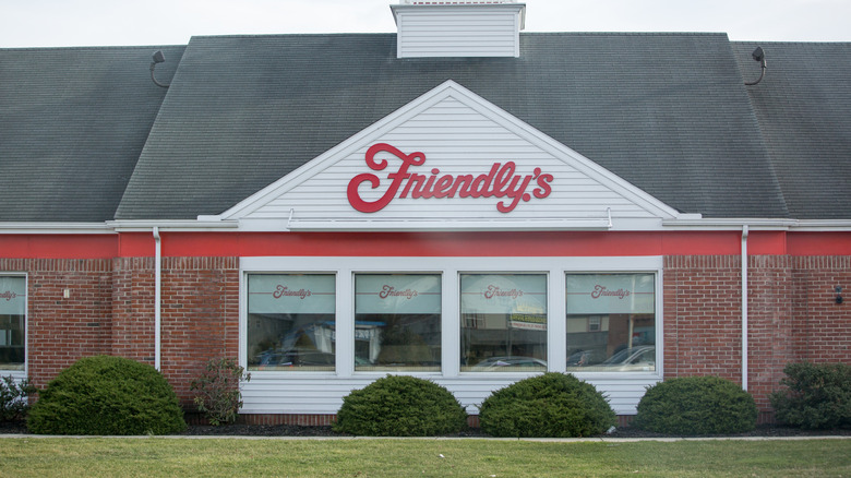 Friendly's restaurant signage on the outside of the building