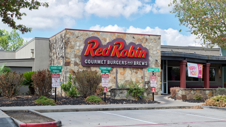 Red Robin outdoor signage on restaurant