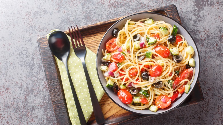 Spaghetti salad with zucchini and tomatoes