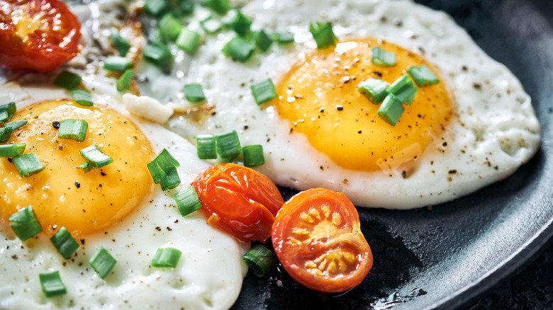 Fried eggs with scallions and tomato