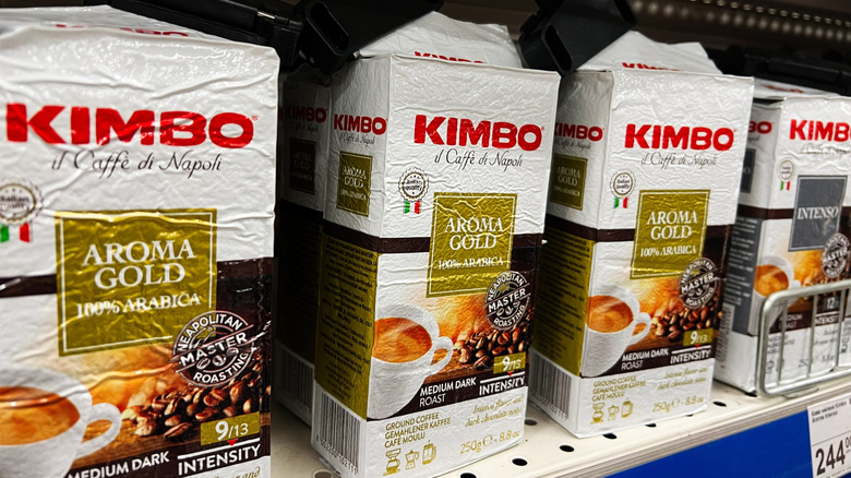 Kimbo Aroma Gold packages on store shelf