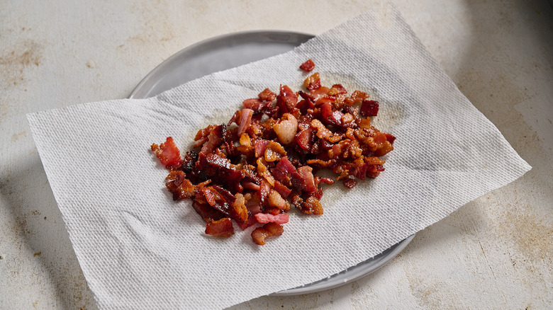 Bacon draining on a paper towel