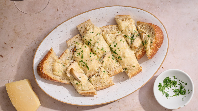 sliced garlic bread on a platter