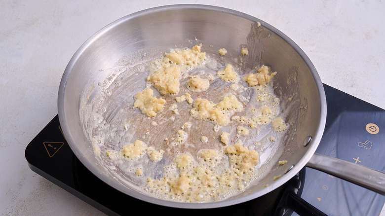 Garlicky roux in skillet