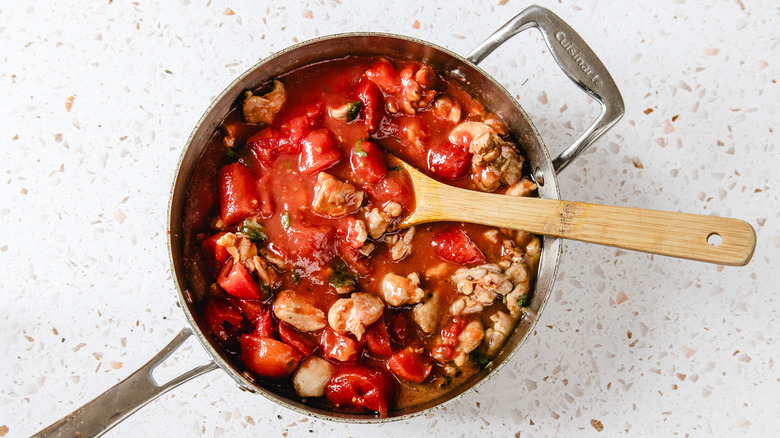 Pan with tomato sauce and chicken