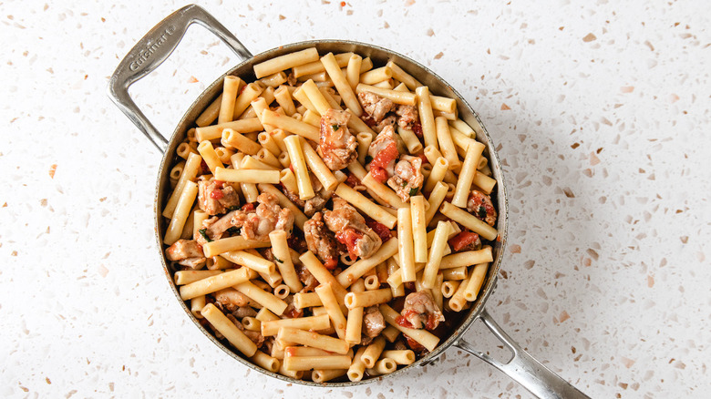 Pan with ziti pasta and chicken