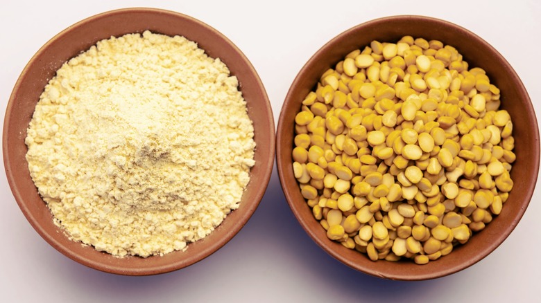 bowls of chickpeas and chickpea flour 