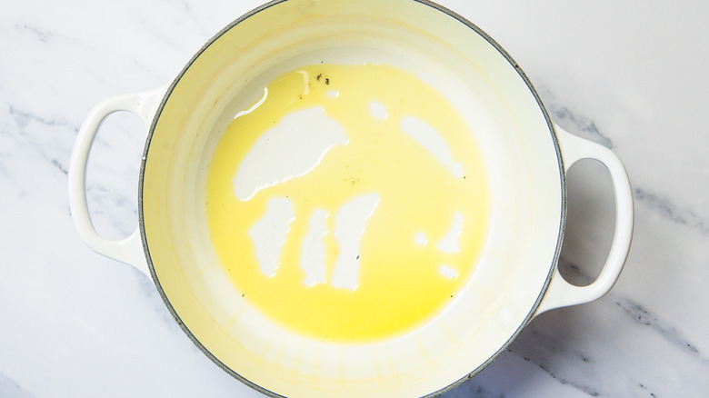 Drizzle of oil in pot