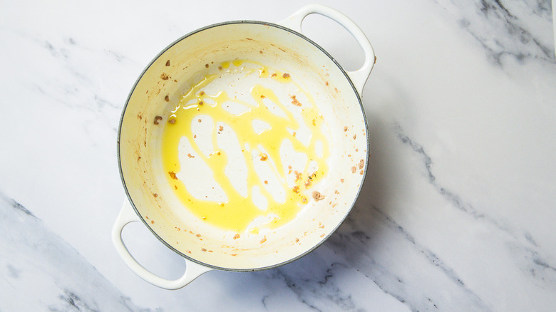 Drizzle of oil in pot