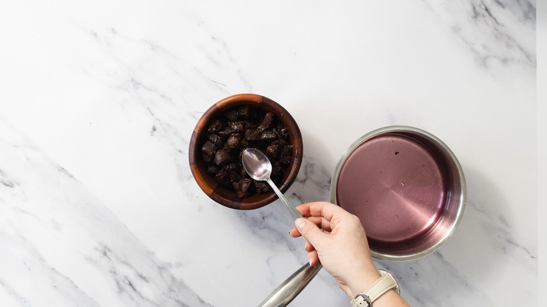 Drizzling brownies with syrup