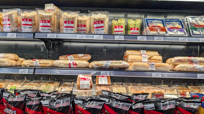 A shelf in Circle K with many fresh food items including sandwiches and wraps
