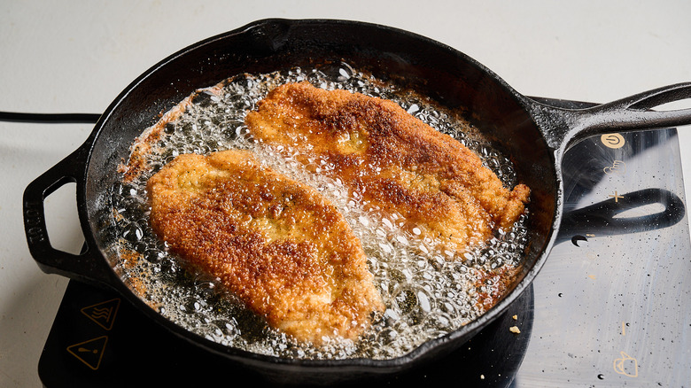 frying chicken cutlets in oil