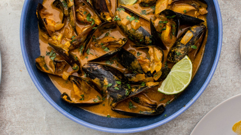 curry mussels in dish 