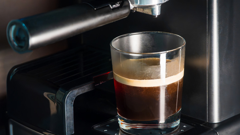 Espresso machine with pulled shot