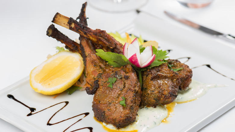 Grilled lamb chops with lemon
