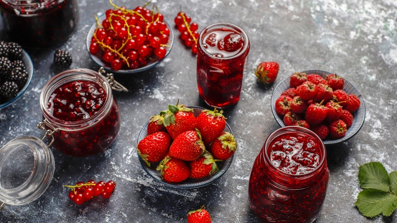 Fruit jam and fresh fruits