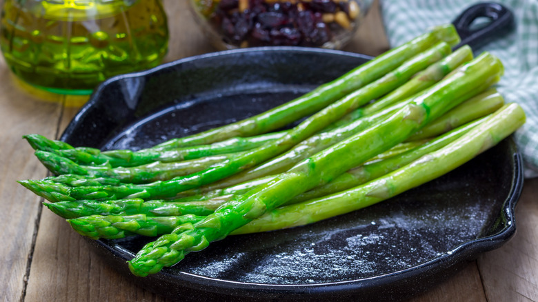 Asparagus in cast iron pan 