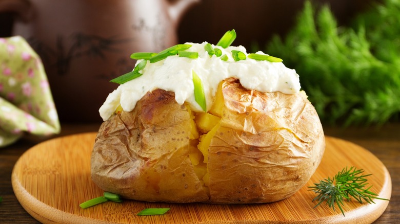 Baked potato, sour cream, and chives