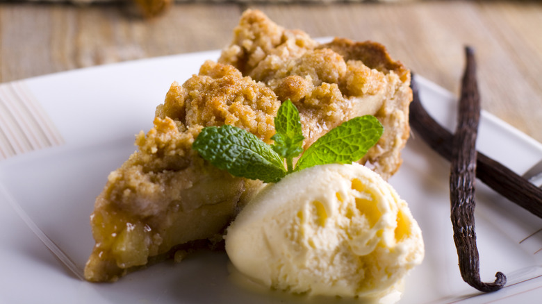 apple pie with vanilla beans