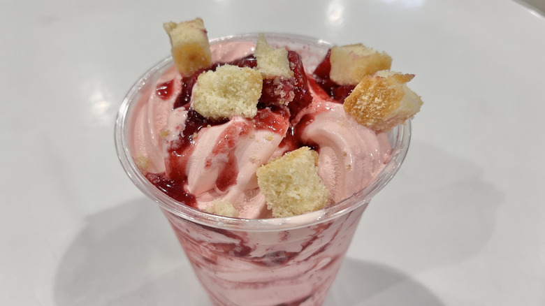 Costco ﻿strawberry shortcake sundae with cake pieces
