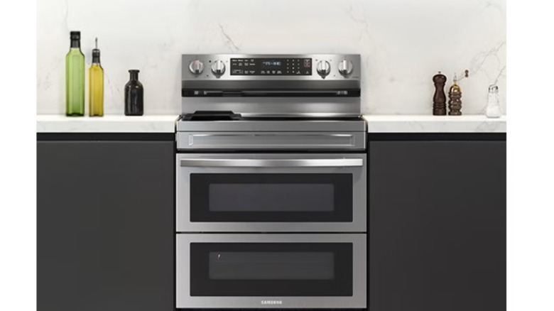Close up of a Samsung oven
