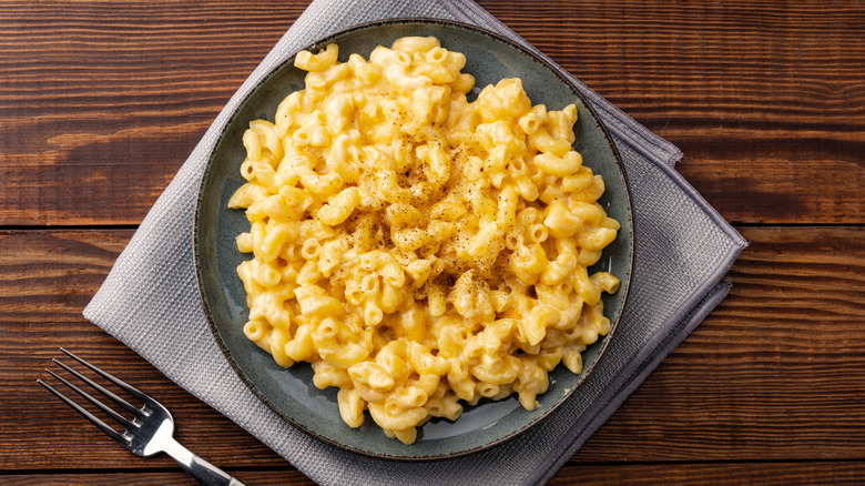 plate of mac and cheese