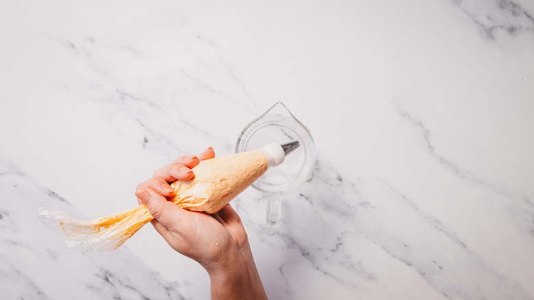 Filling in piping bag
