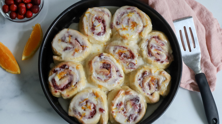 Overview of finished cranberry cinnamon rolls