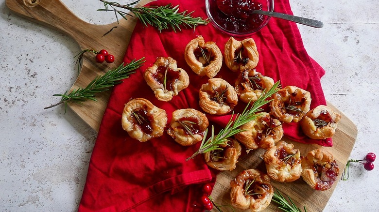 cranberry brie bites with rosemary