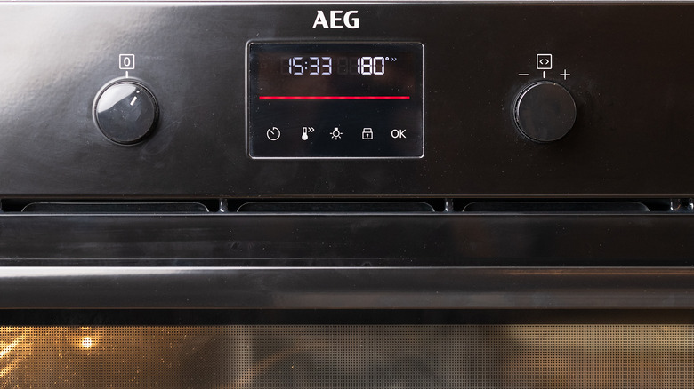 Oven temperature screen and knobs