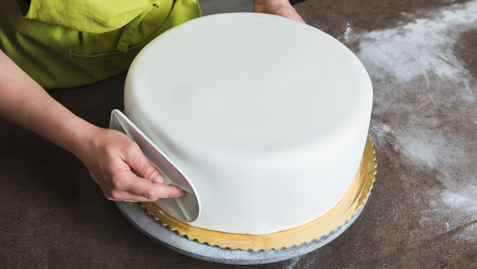 Покрытие торта белым шоколадом. Выравнивание торта волнами. Крем под мастику для торта. Выравниватель для торта. Выравнивание торта мастикой.