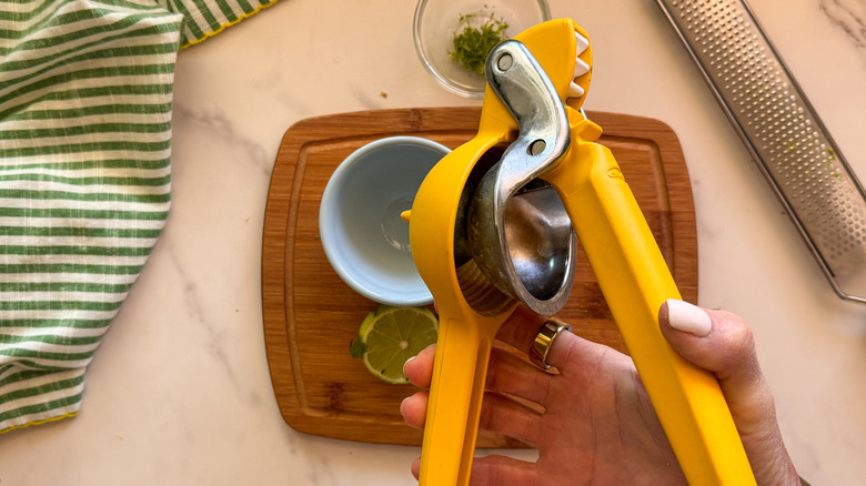 hand juicing lime
