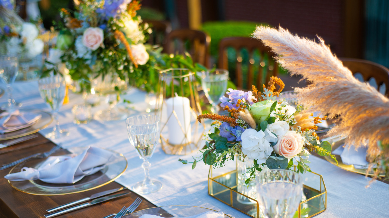 Create An Elegant Dining Table Centerpiece With These Types Of Flower Vases (You See Them At The Ritz) - Tasting Table
