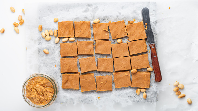 Overview of sliced peanut butter fudge 