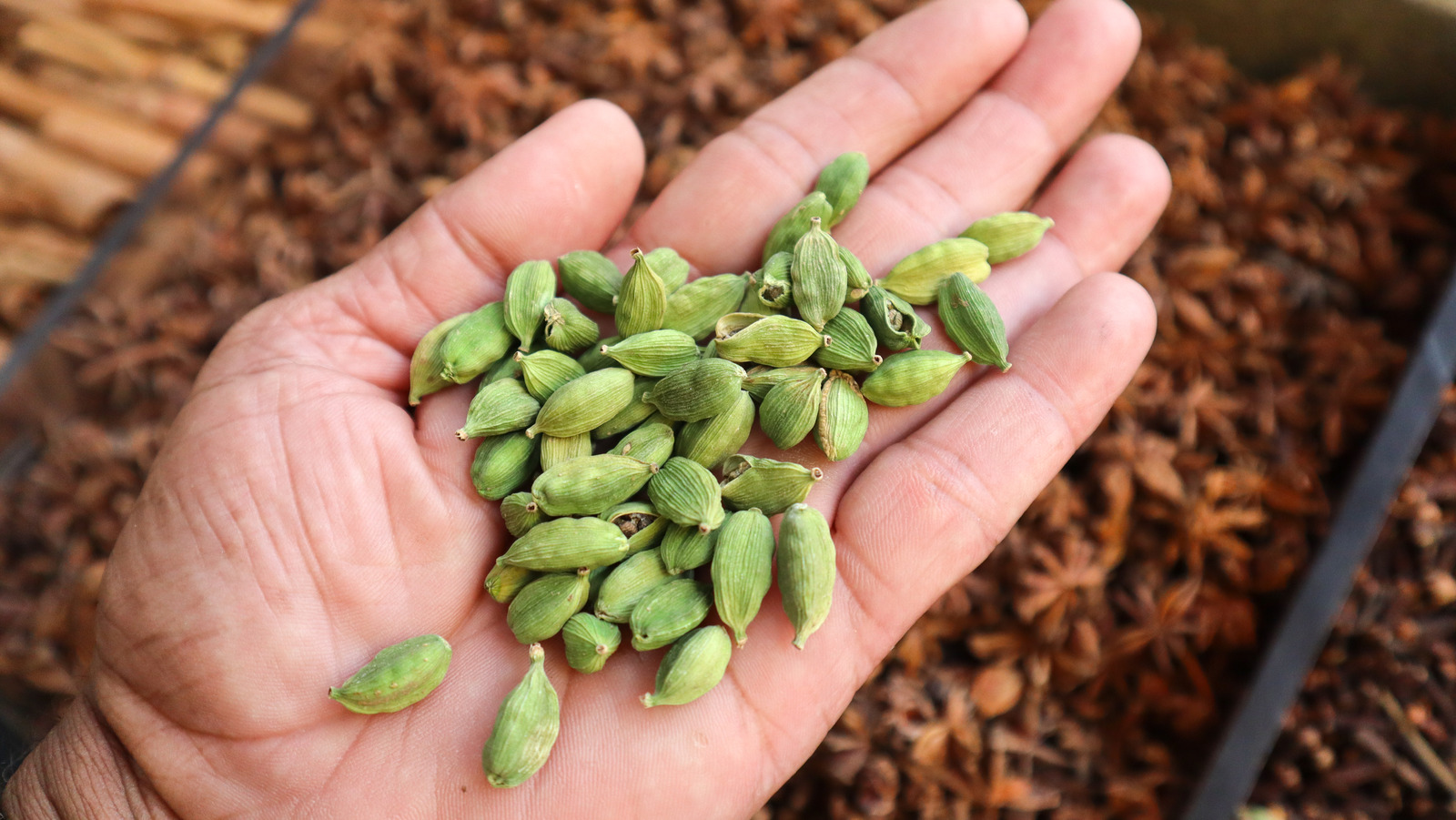 Crush Spices In Your Hand To Test Their Freshness