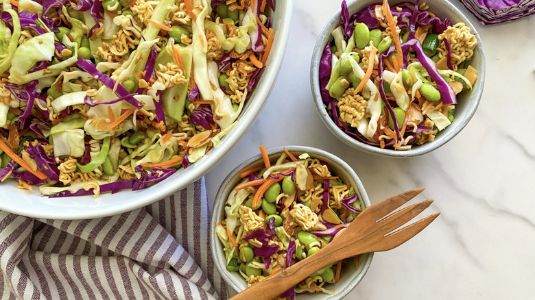 ramen noodle salad in bowls