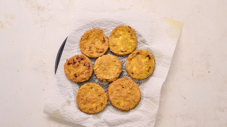 draining tomatoes on paper towels