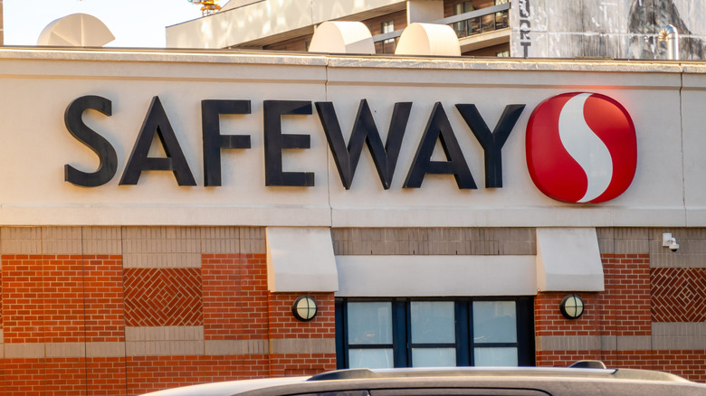 The entrance to a Safeway grocery store