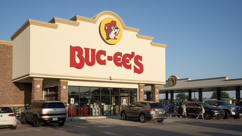 the outside entrance of a buc-ee's