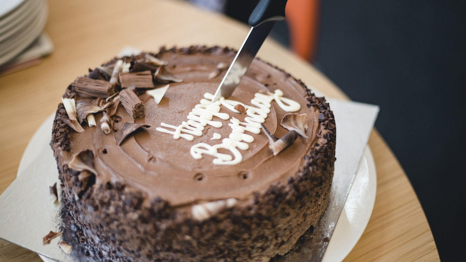 Here's The Only Way A Pro Cuts A Large Round Cake Into Equal, Neat Slices - Tasting Table
