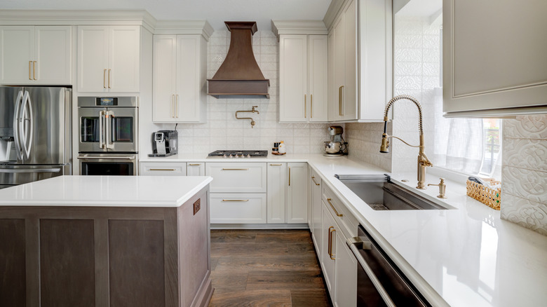 A kitchen with quartz countertops