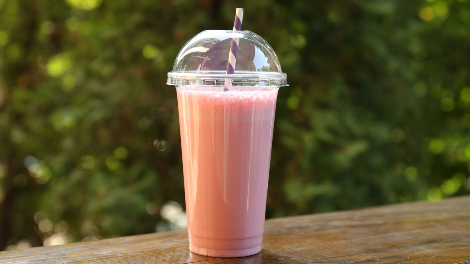 Del Taco's Strawberry Milkshake Has A Fruity Surprise No One Saw Coming - Tasting Table