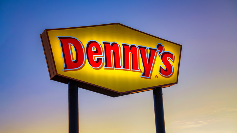 Denny's diner sign