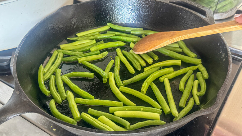 green beans in pan